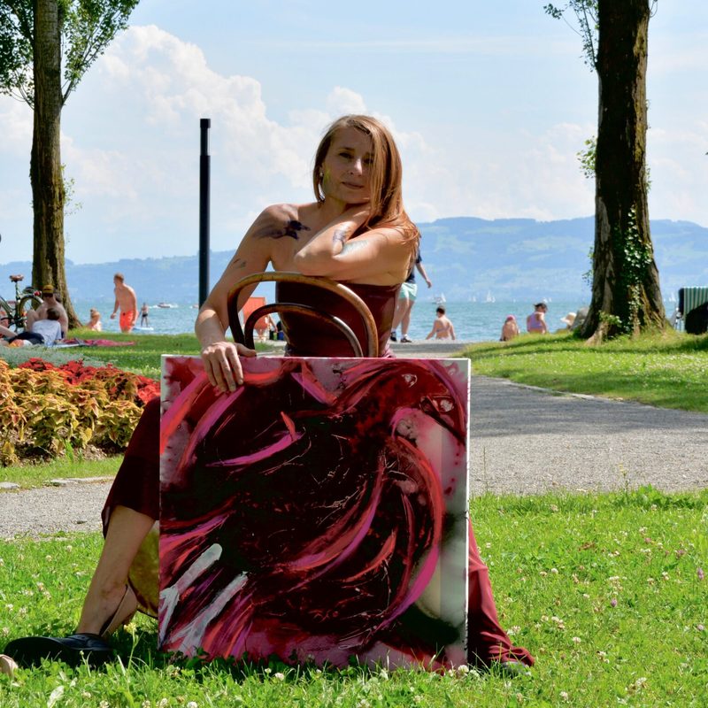Irena Lay mit einem ihrer Bilder am Seeufer